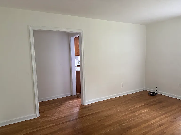 40 Moores Ln S — Photo 3