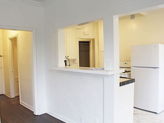 3rd image of 801 S Gramercy Dr #2B-1Ba-900Sqft