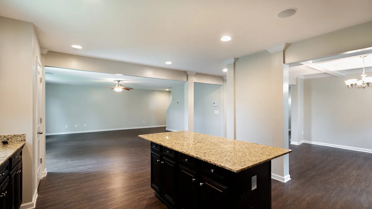 5 bed, 3.0 bath, 3040 sqft, $2,350 — Photo 2