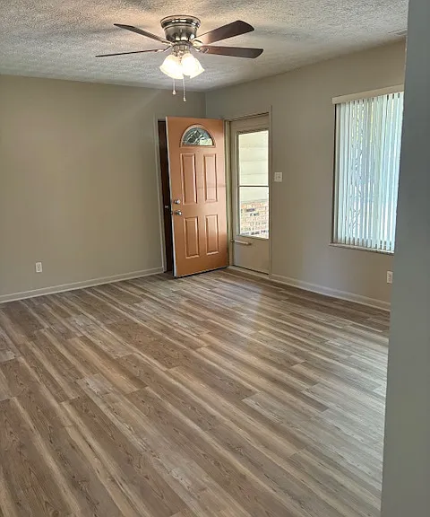 721 Laurel Ln — Photo 2