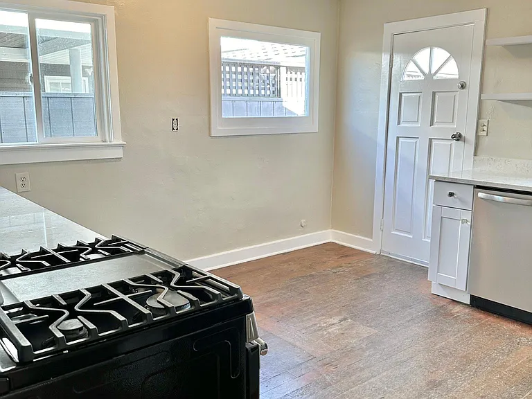 242 N Sierra Ave — Photo 12