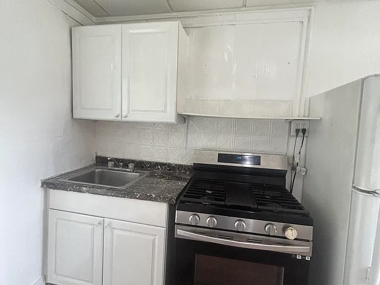 25 SW 10th St #8 — Photo 2