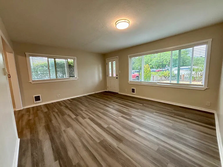 815 Edmonds Ave NE — Photo 2