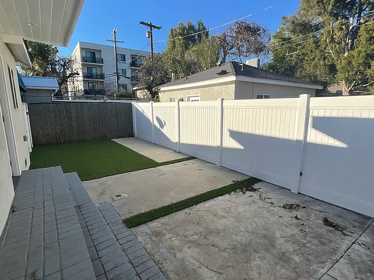 15233 Camarillo St #2 — Photo 9