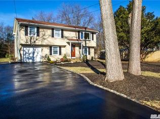 37 Walter St, Holbrook, NY 11741