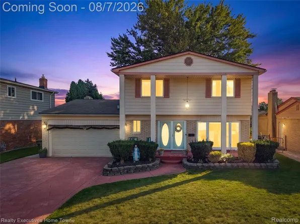 2986 Groves Dr, Sterling Heights, MI 48310