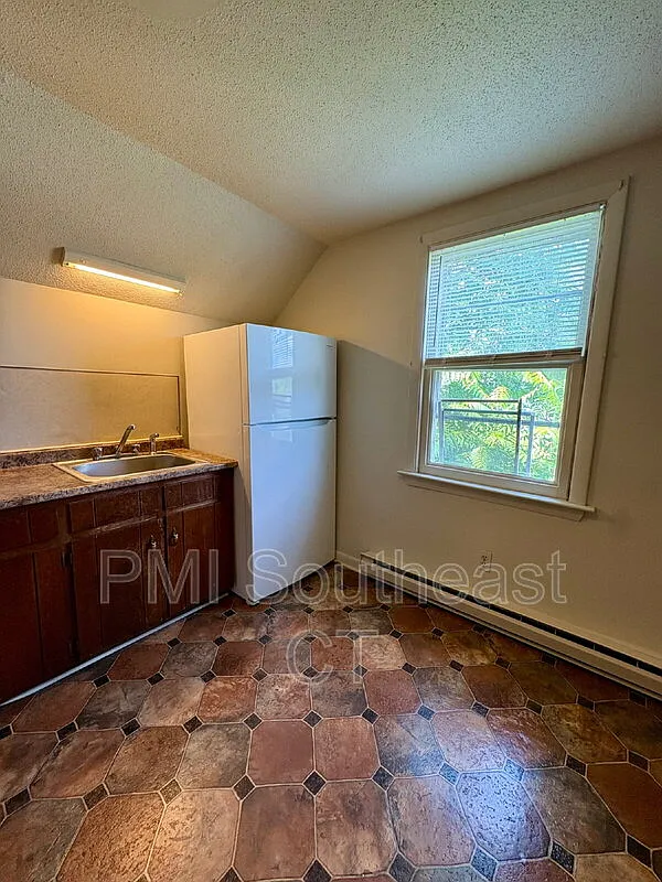 1 bed, 1.0 bath, 2447 sqft, $1,200 — Photo 2