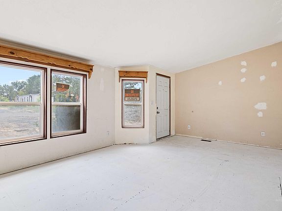 4th image of 218 E Avenue G