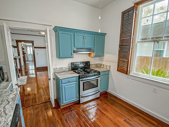 The oven has been replaced since this picture was taken. It is new in 2026.