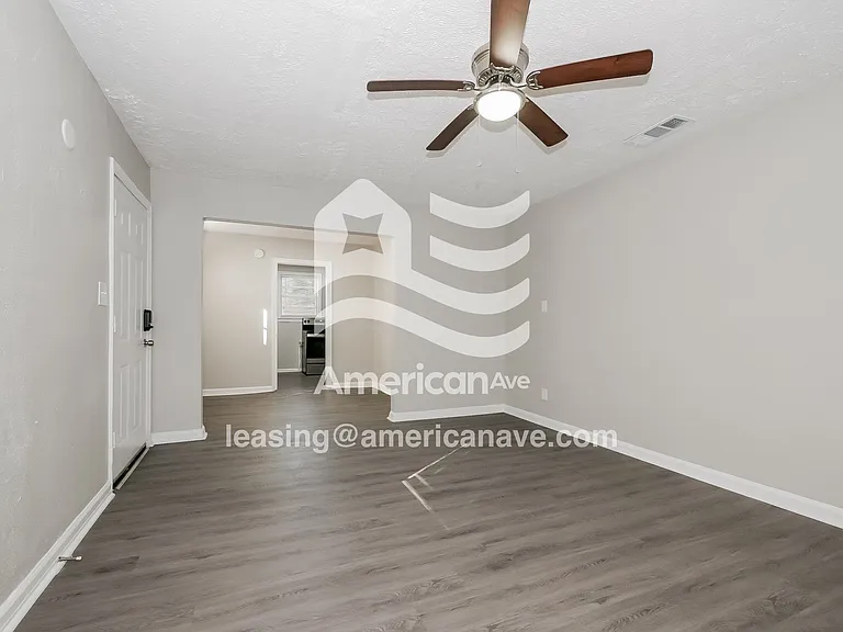 1139029_002_wm_-_living_room_13244027.jpg