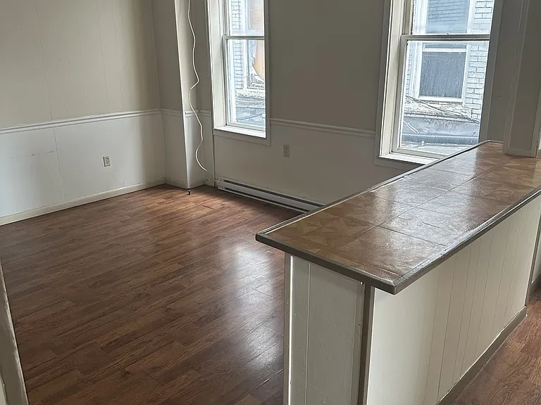 984 Jefferson Ave — Photo 5