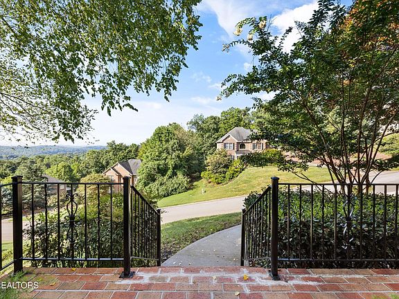 4th image of 624 Valley Hill Ln