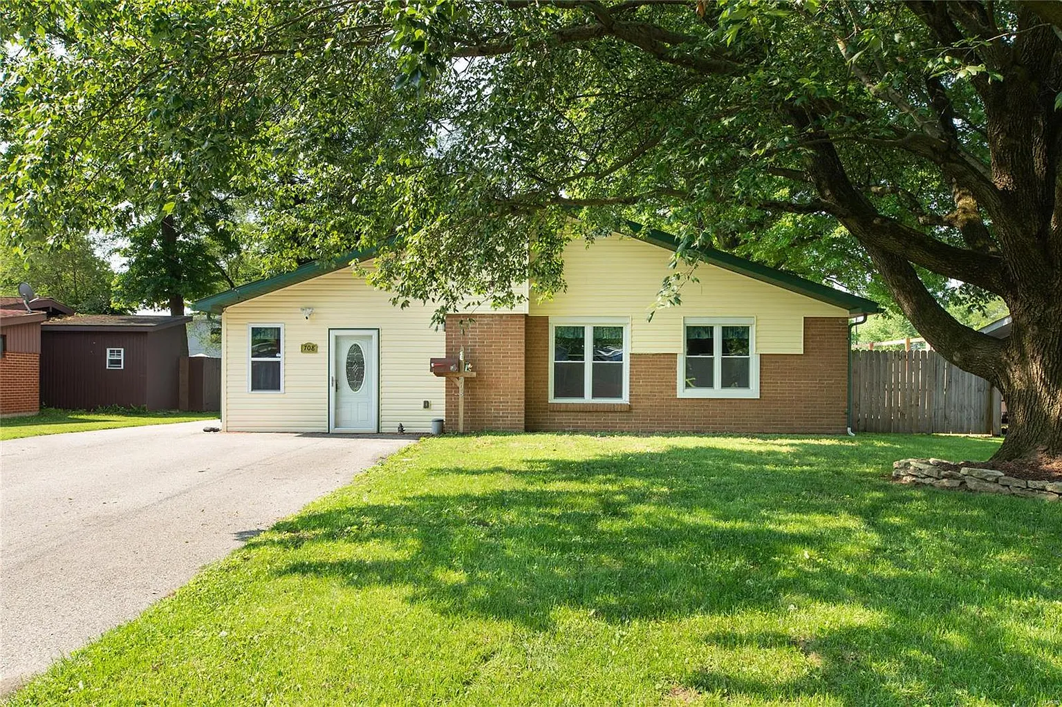 708 Valley Dr photo 1