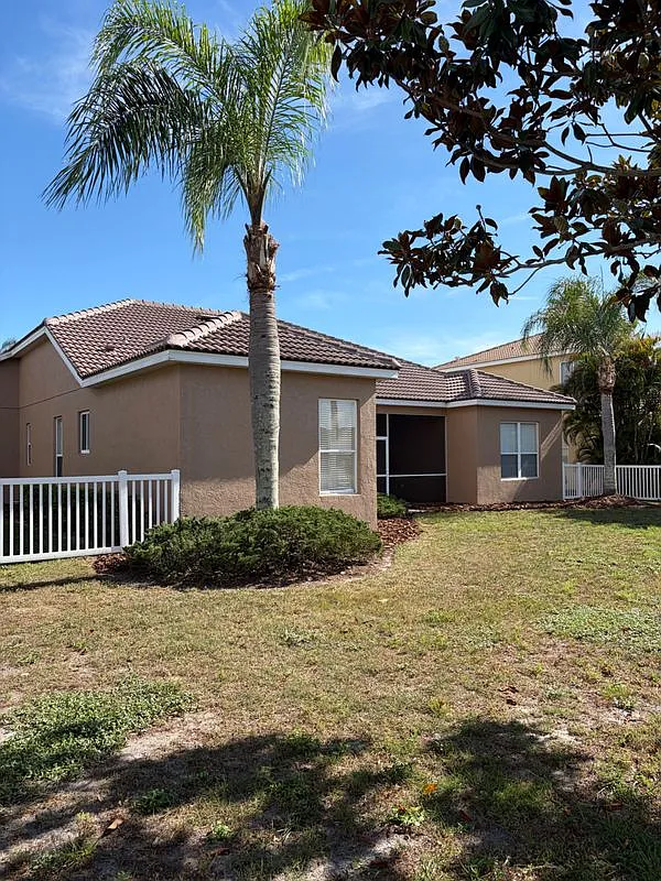 3 bed, 2.0 bath, 2013 sqft, $3,250 — Photo 2