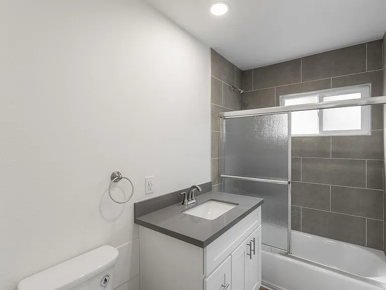 330 W I St — Photo 12