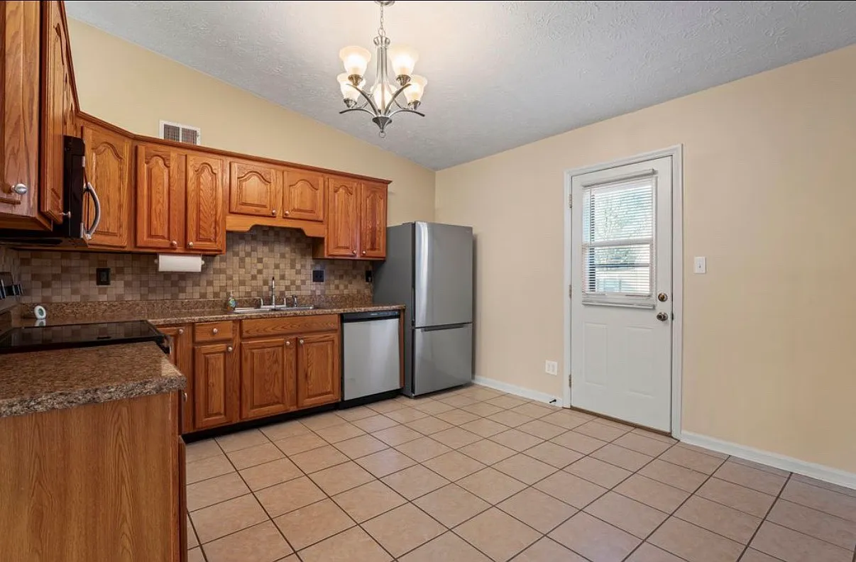 4 bed, 1308 sqft, $1,875 — Photo 4