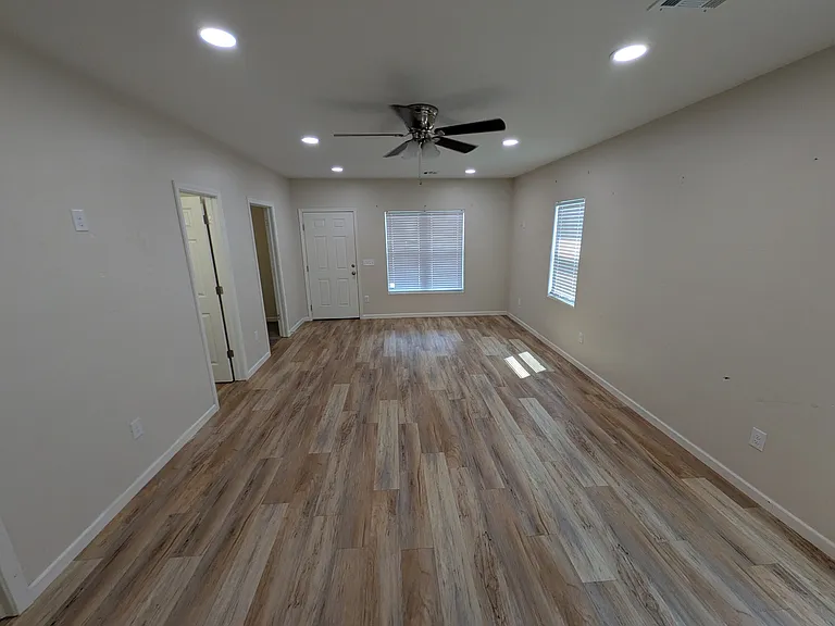 924 E Walnut St — Photo 3