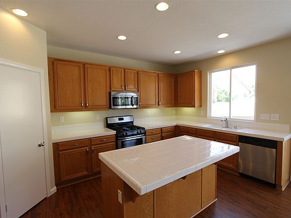 3rd image of 965 Yosemite Dr