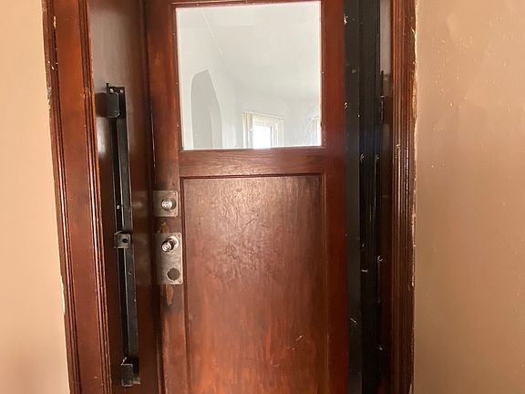 4th image of 5501 W Walton St #2