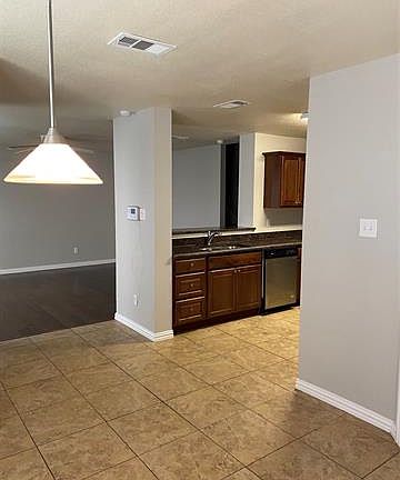 3rd image of 2333 Bloomfield Dr