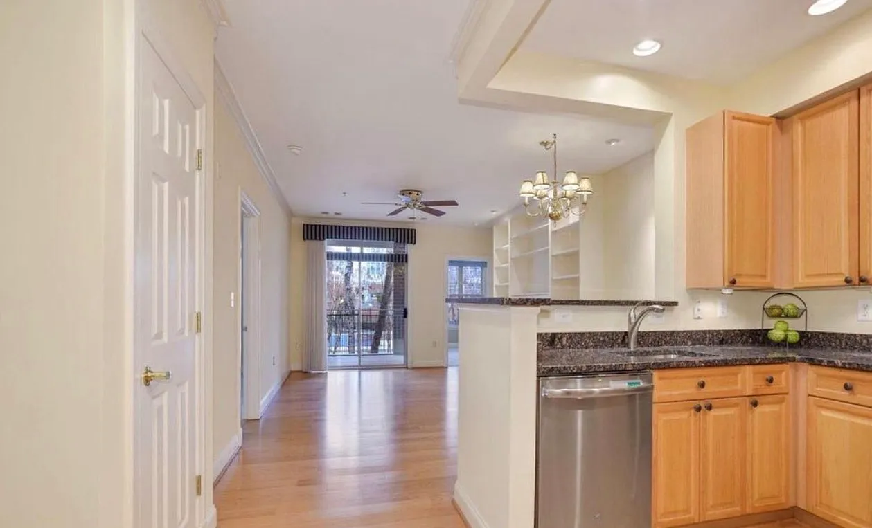 2 bed, 930 sqft, $2,500 — Photo 3