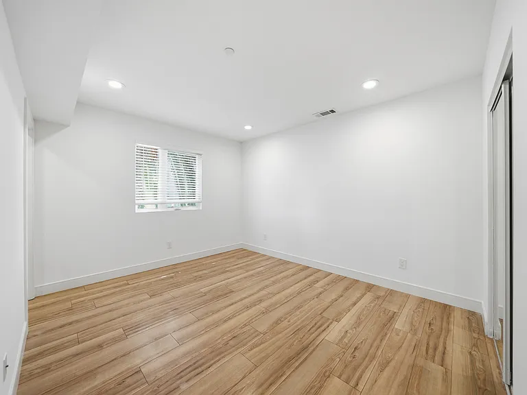 1235 1/2 W 39th Pl — Photo 11