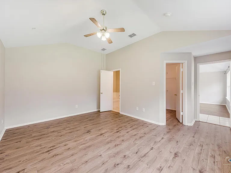 1637 Elm St — Photo 15