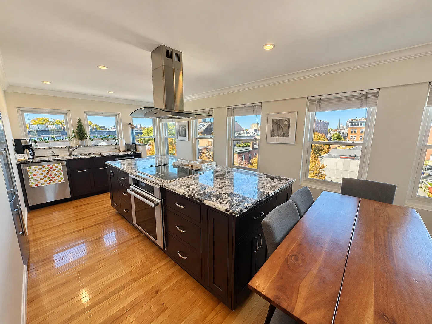 2 bed, 1.5 bath, 969 sqft, $7,800 — Photo 2