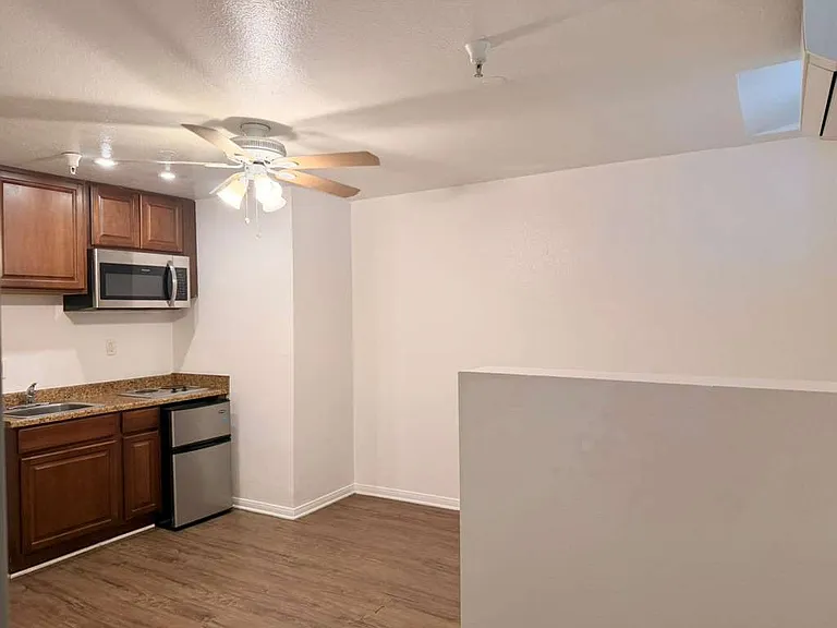 Virgil Apartments — Photo 6