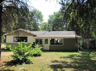 710 Forest Dr, Fenton, MI 48430