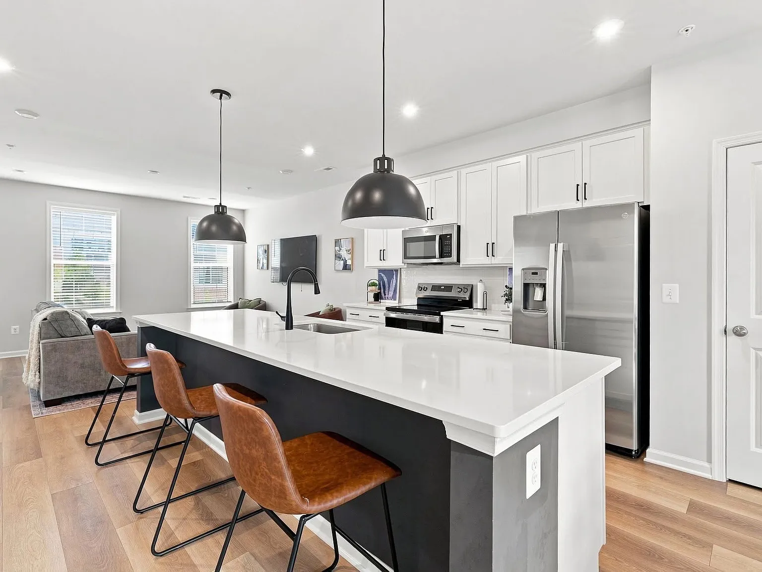 3 bed, 2.5 bath, 1974 sqft, $2,600 — Photo 3