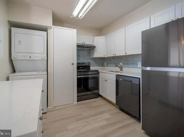 3800 Powell Ln APT 715, Falls Church, VA 22041