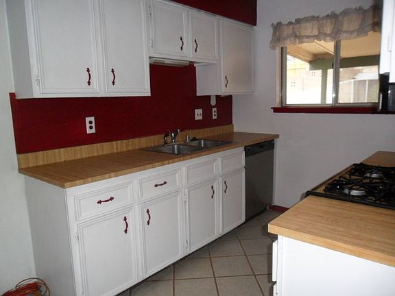 4th image of 836 Marie Park St NE