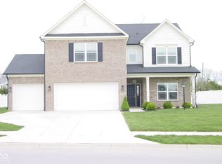 4556 W Lakeway Dr, New Palestine, IN