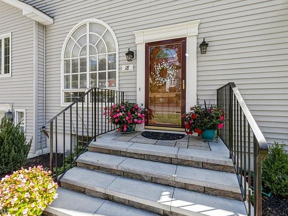 3rd image of 18 Lorettacong Dr