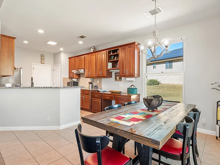 611 Newport Dr — Photo 5