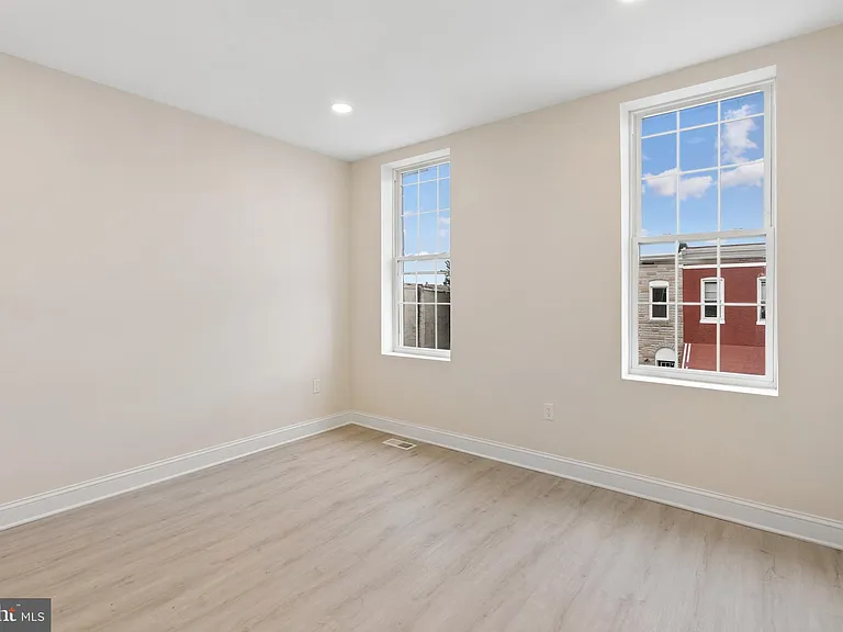 2416 E Hoffman St — Photo 11