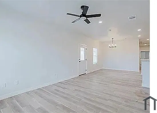 5 bed, 2289 sqft, $2,100 — Photo 4