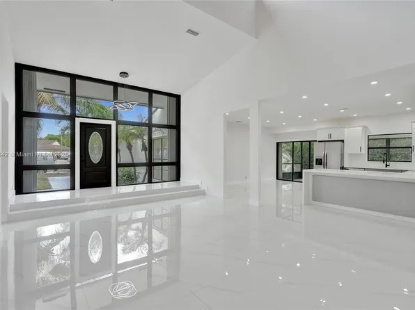 8037 Buttonwood Cir, Fort Lauderdale, FL 33321