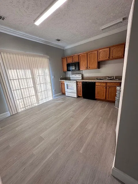 1082 Ainsworth St. E - 1 — Photo 2