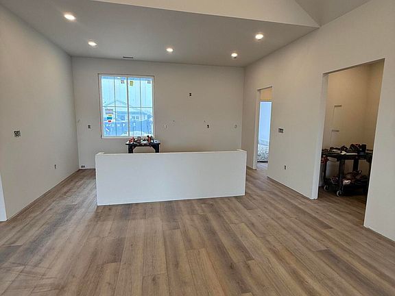 4th image of 241 Skaggs Blvd