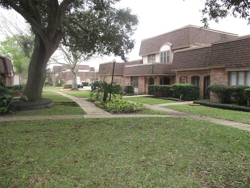 1st image of 2827 Camelot Ln