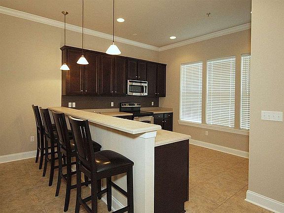5th image of 527 Conradi St