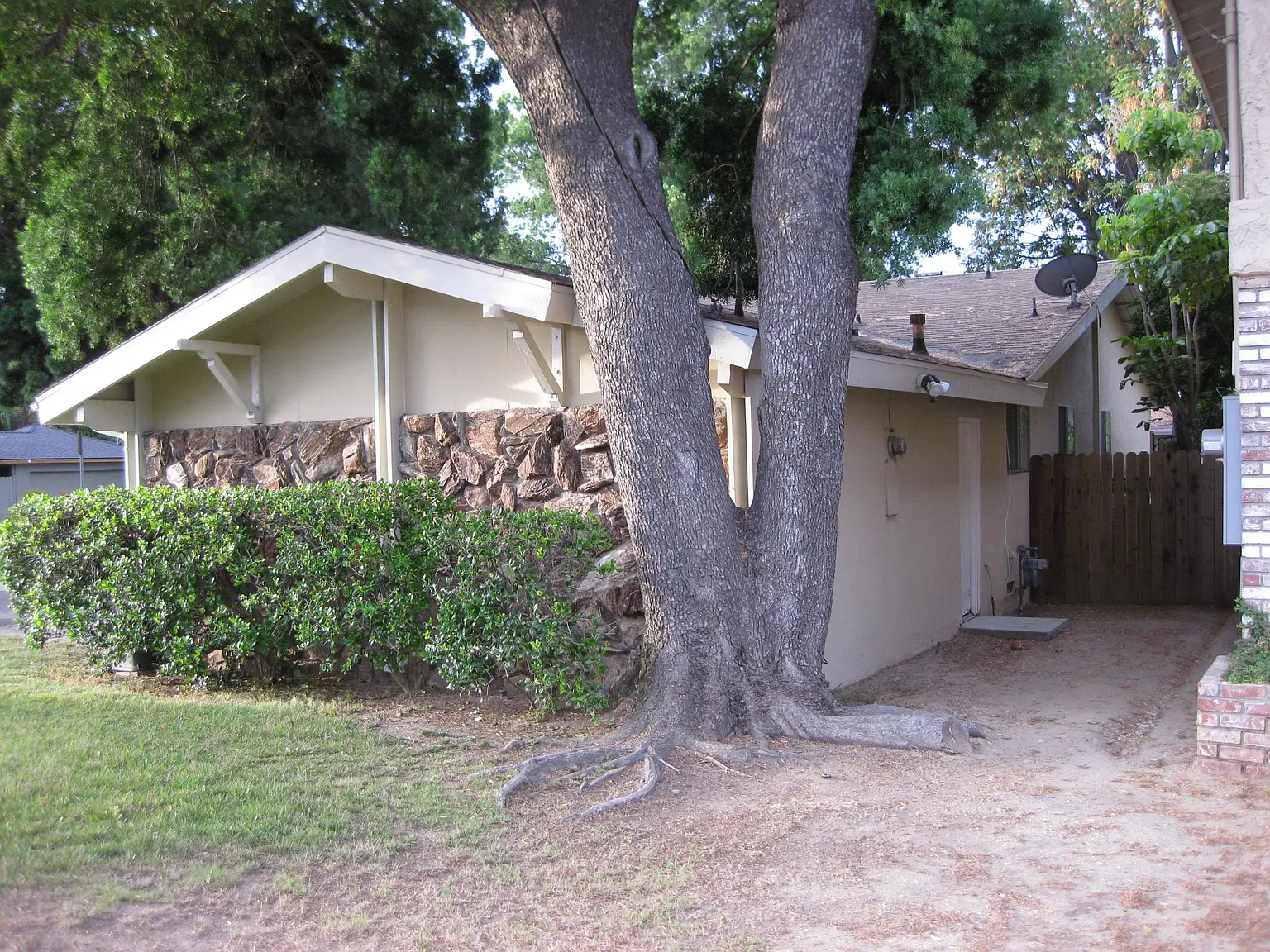 18250 Rayen St — Photo 3