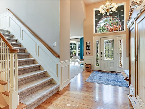 Entry with formal living room to the left.>
