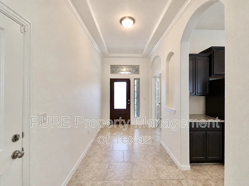 3 bed, 2.0 bath, 1833 sqft, $2,425 — Photo 2