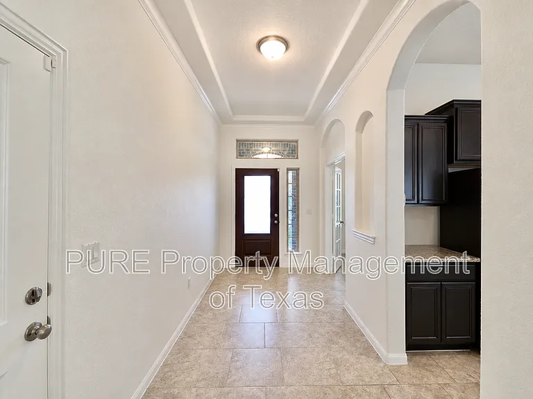 615 Linares Ln — Photo 2