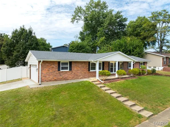 3025 Sherwood Ln, Saint Charles, MO 63301
