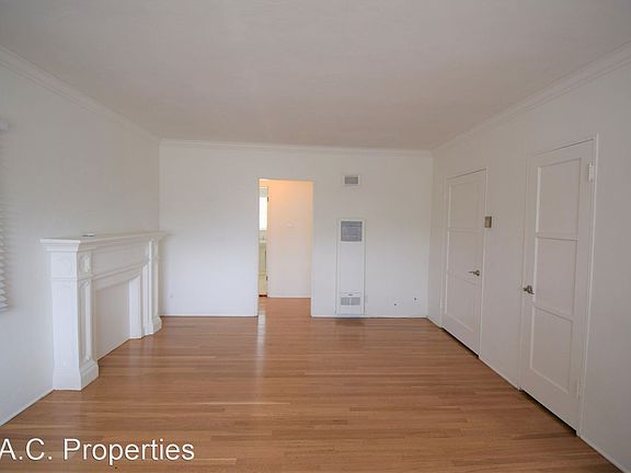 4th image of 10845 Moorpark St APT 4