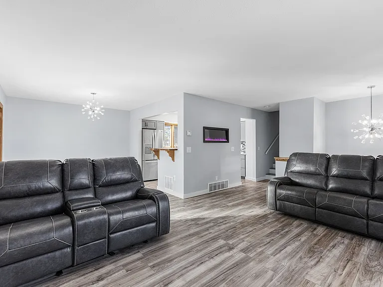 570 Oasis Dr — Photo 3